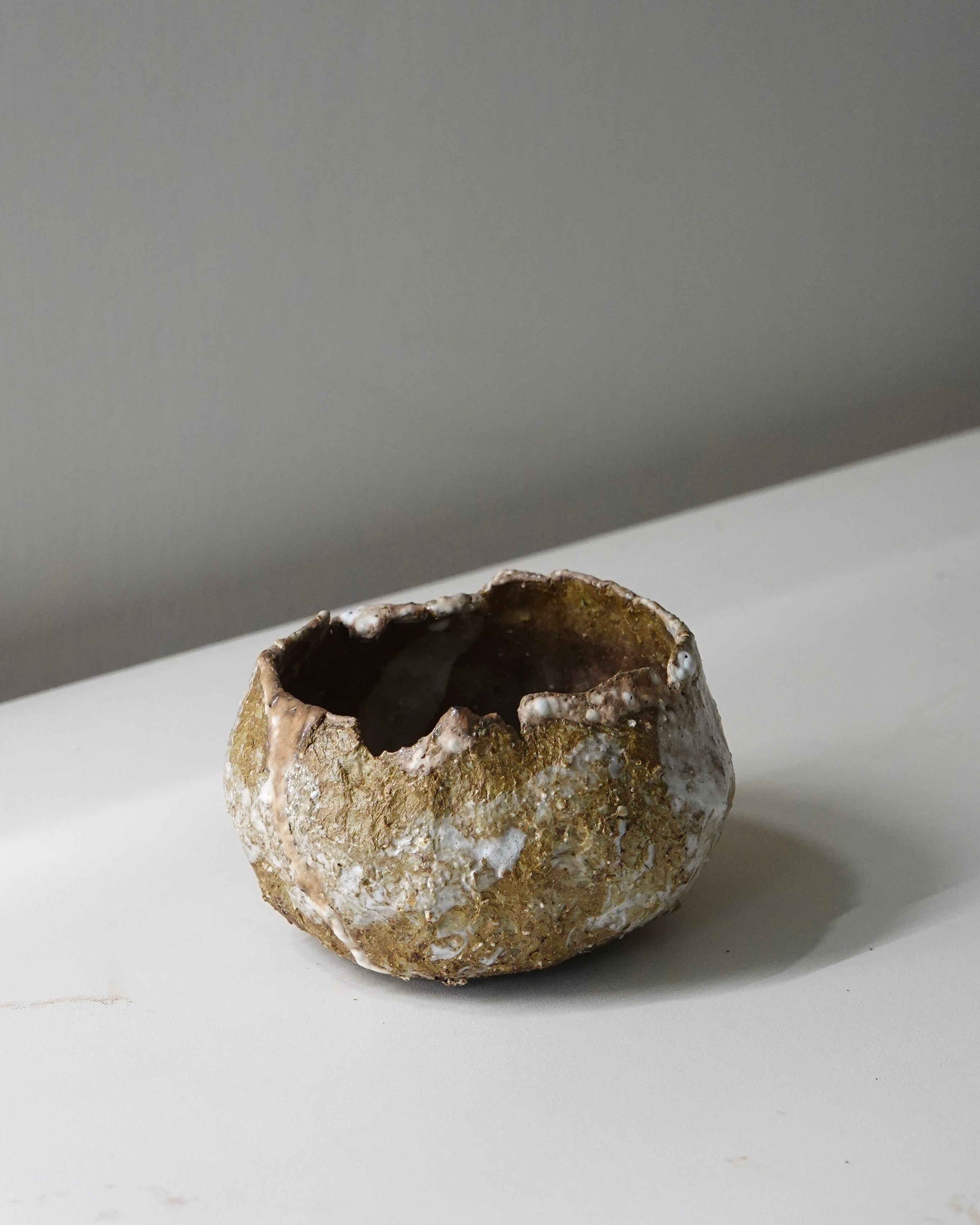 粗沙黑泥 / 白瓷 / 黑山陶泥（白志野釉) Tri-Clay Blend with White Shino Glaze
