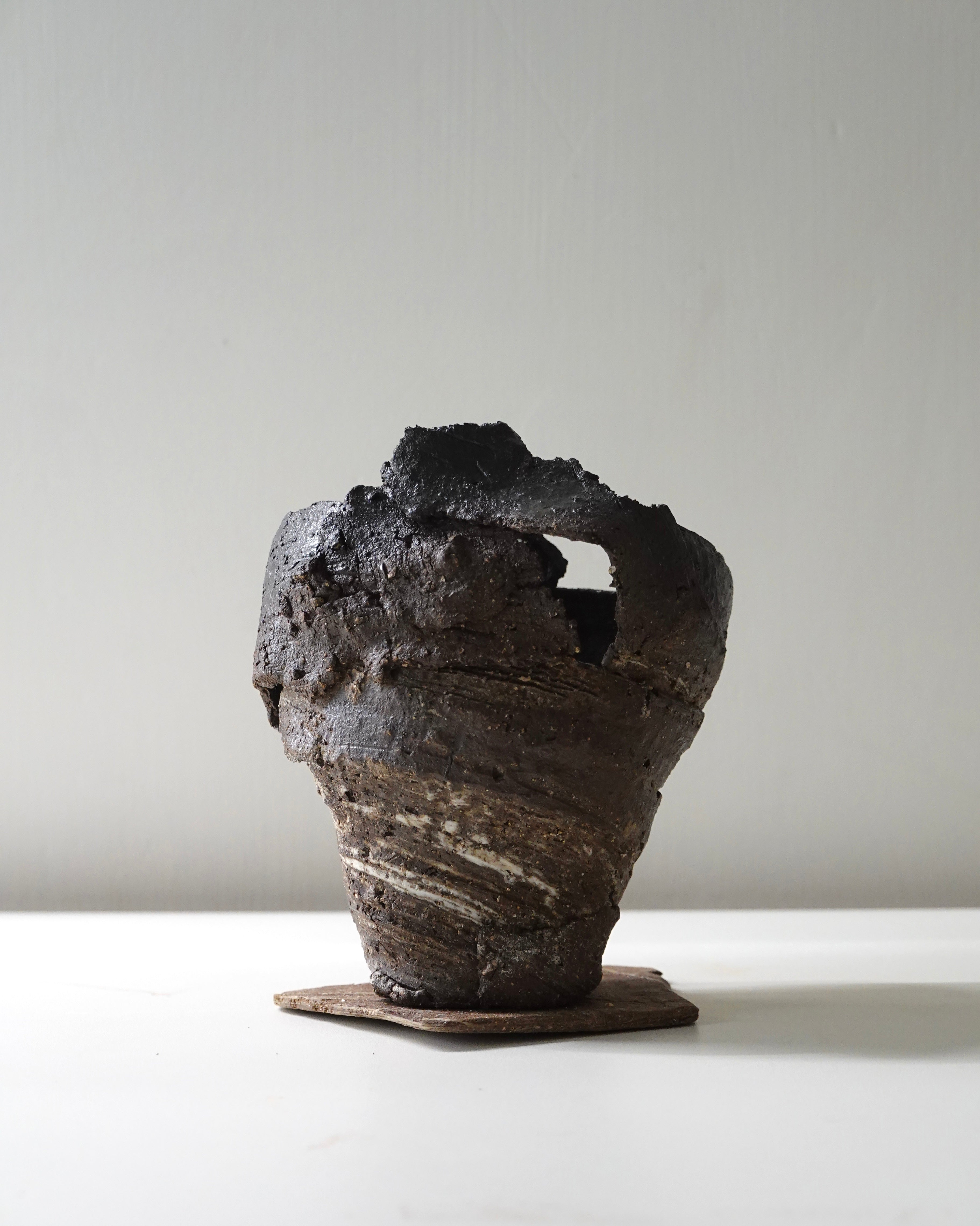 粗沙黑泥 ，白瓷  Coarse Sand Black Clay & White Porcelain