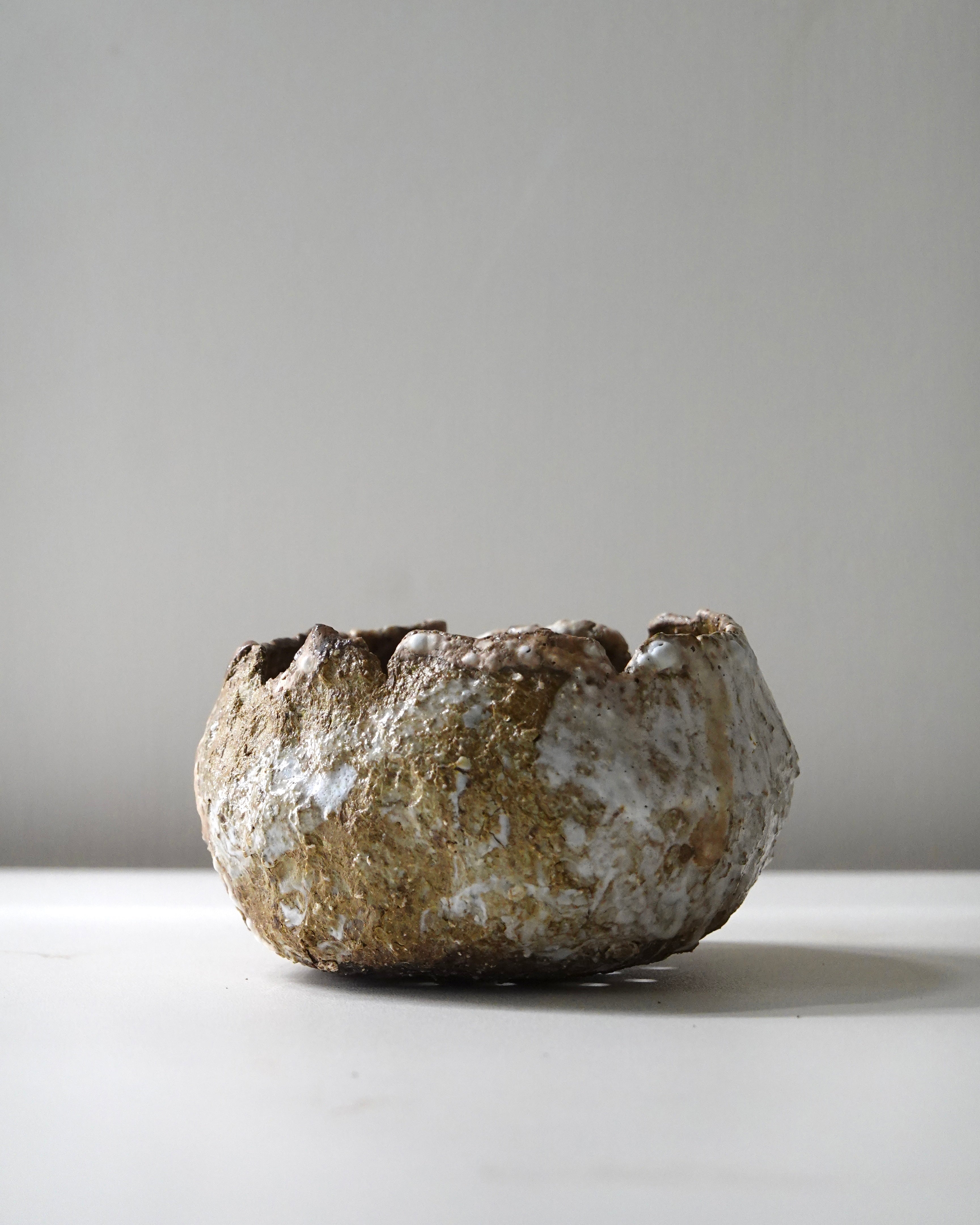粗沙黑泥 / 白瓷 / 黑山陶泥（白志野釉) Tri-Clay Blend with White Shino Glaze