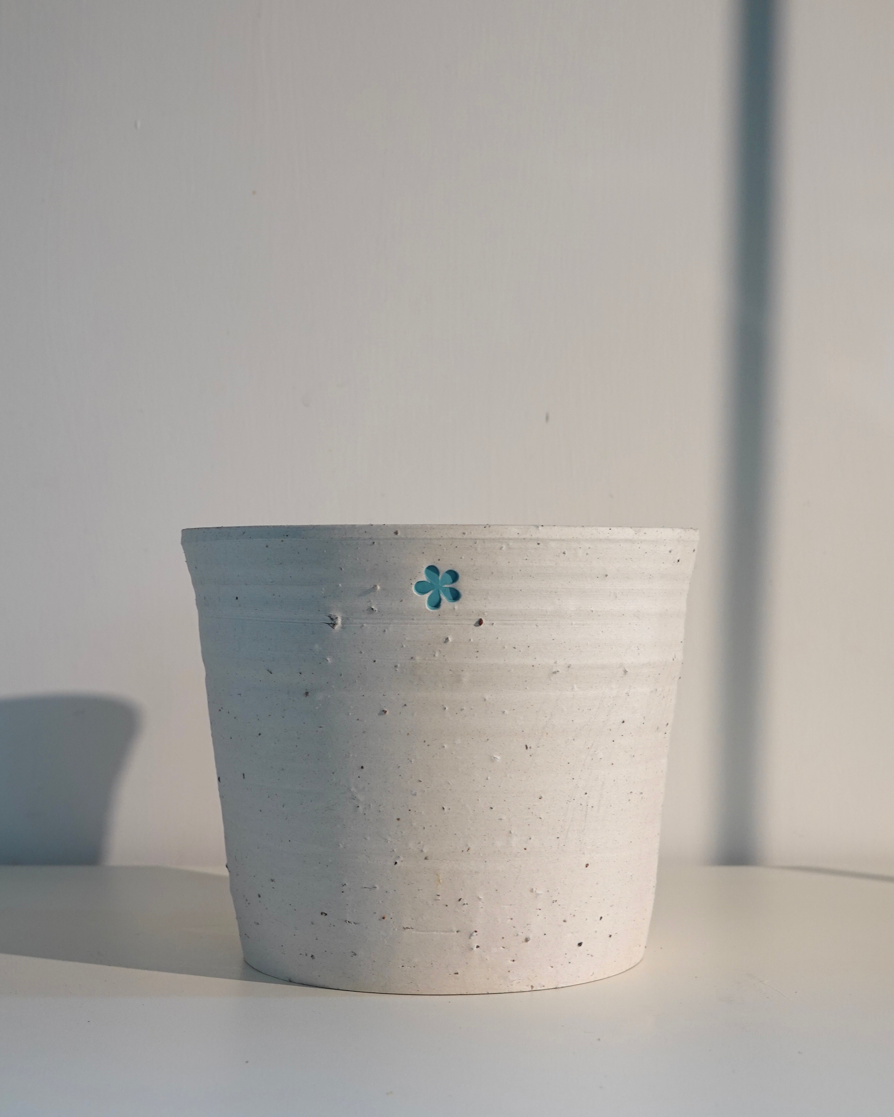 Wildhabitat designer pot with plant - large size
