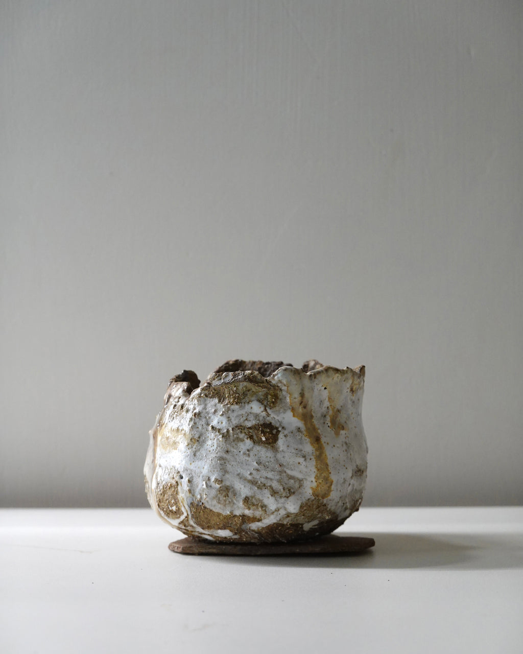 粗沙黑泥 / 白瓷 / 黑山陶泥（白志野釉）Tri-Clay Blend with White Shino Glaze