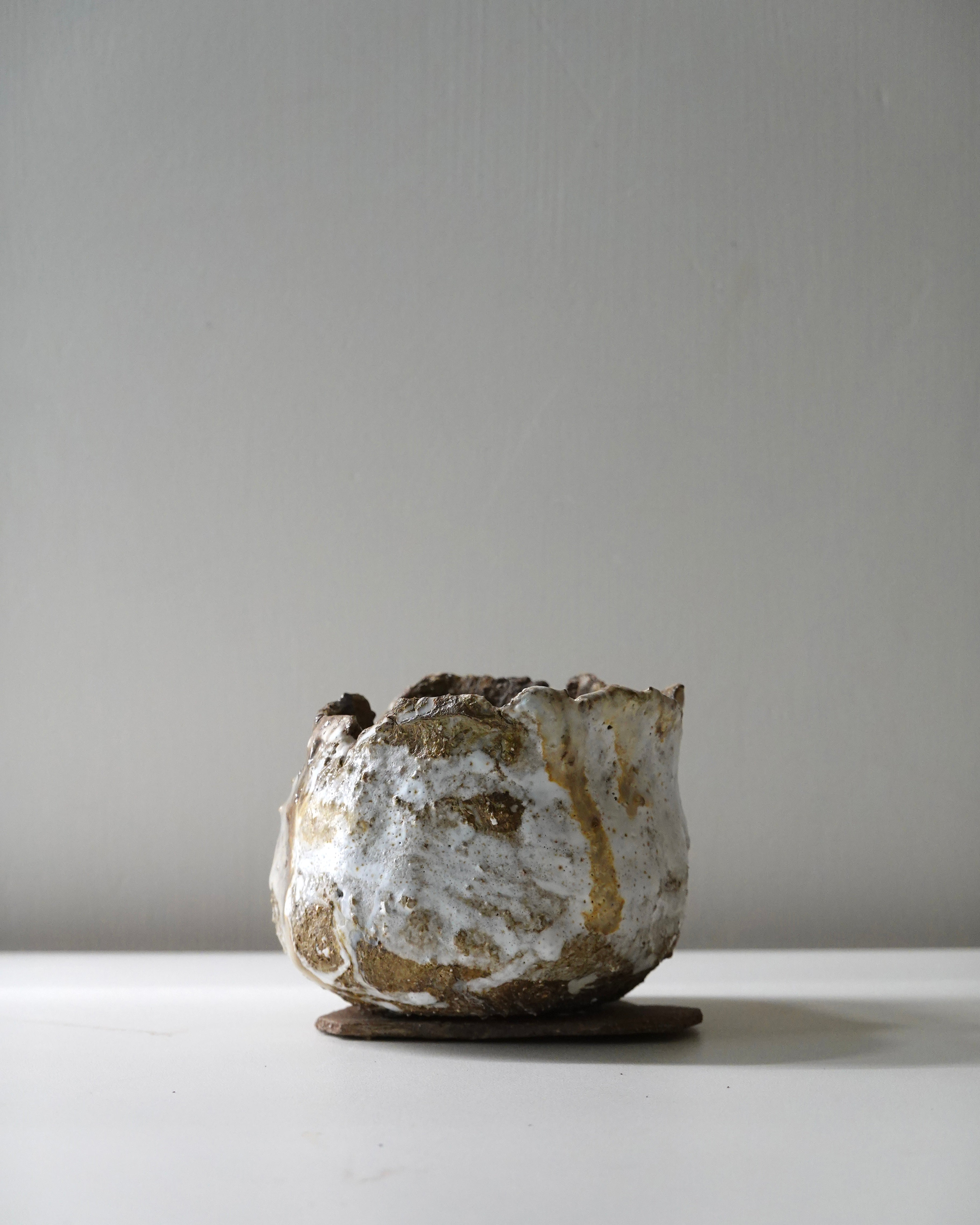 粗沙黑泥 / 白瓷 / 黑山陶泥（白志野釉）Tri-Clay Blend with White Shino Glaze