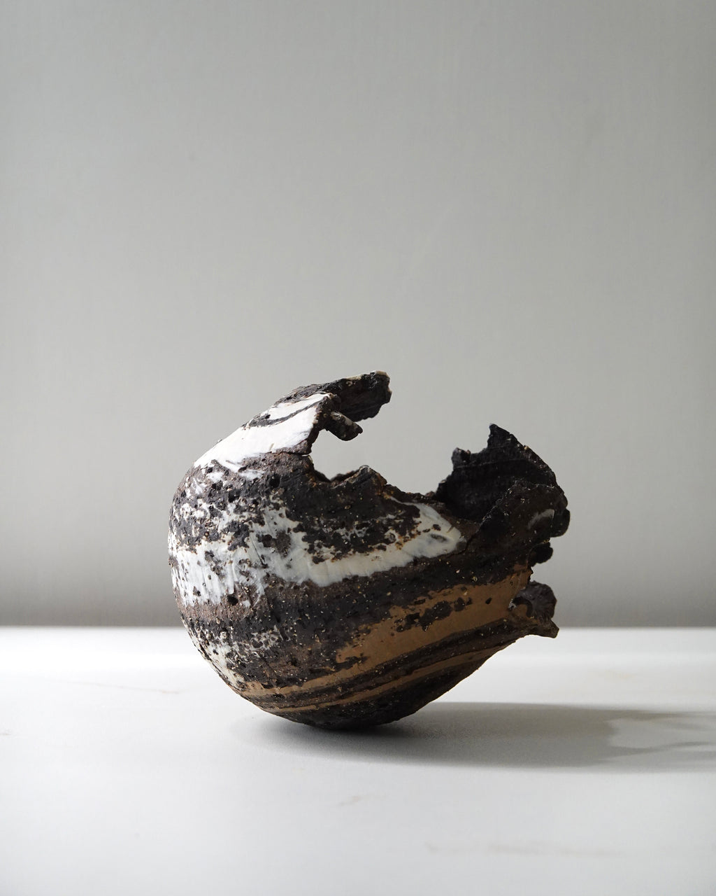 粗沙黑泥 / 白瓷 / 黑山陶泥 Coarse Black / White Porcelain / Black Mountain Clay