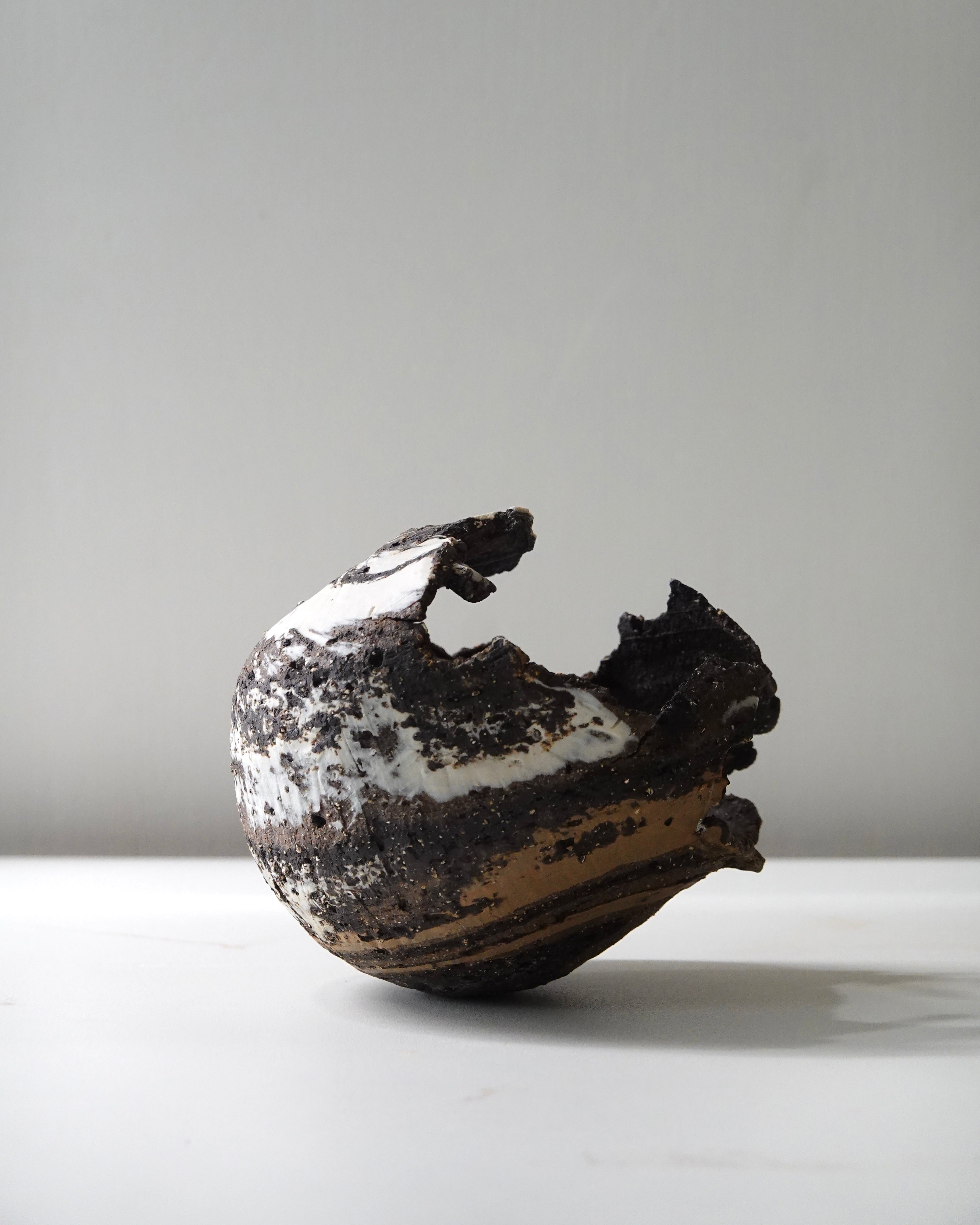 粗沙黑泥 / 白瓷 / 黑山陶泥 Coarse Black / White Porcelain / Black Mountain Clay